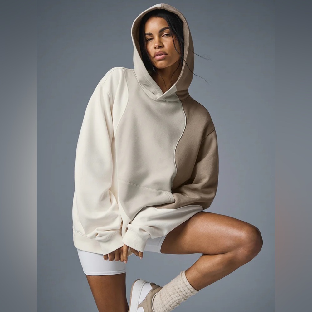Alo Yoga Make Waves Colorblock Fleece Sweatshirt Hoodie in Ivory/Bone/Grave